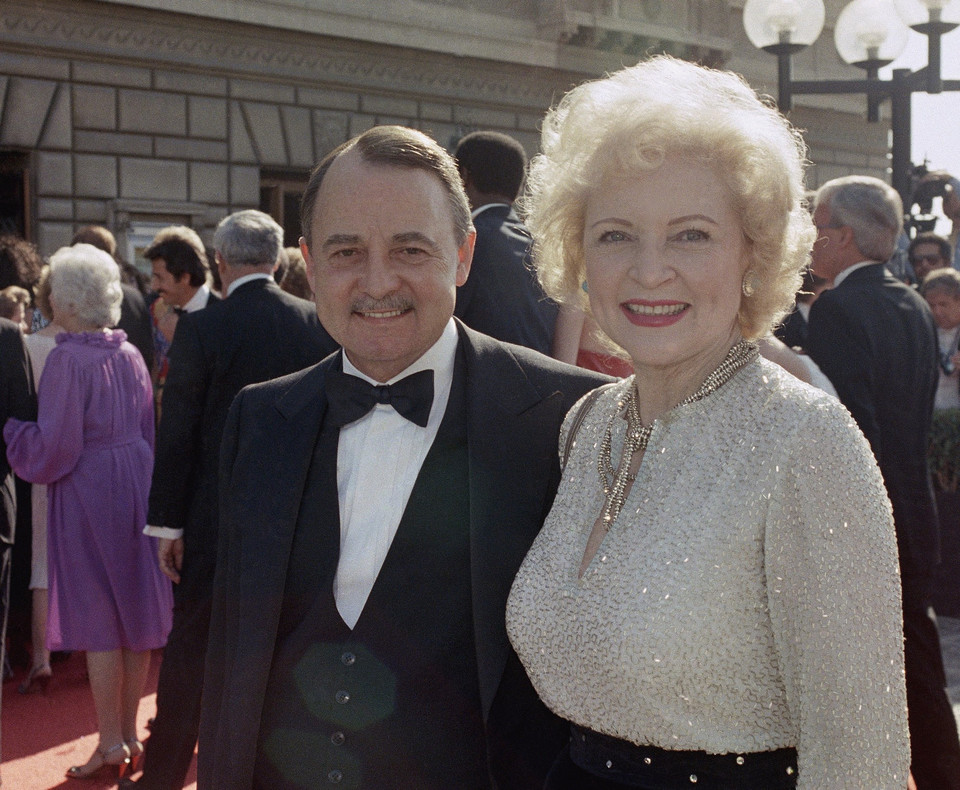 Betty White i John Hillerman (1985)