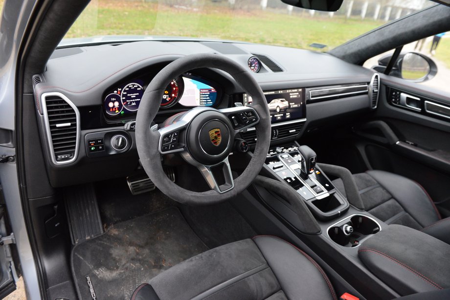 Porsche Cayenne GTS - kokpit jest uporządkowany, a wszystkie funkcje są logicznie rozmieszczone. Obsługa Porsche nie sprawia żadnych problemów.