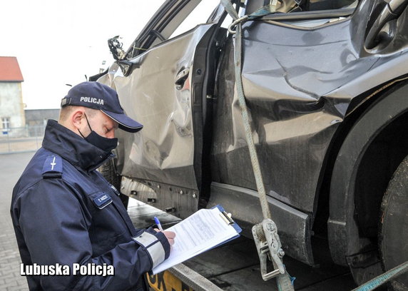 Zniszczona mazda wyciągnięta z rzeki Warty