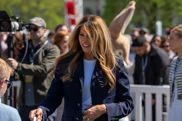 Melanija se juče pojavila OVAKO ODEVENA I NEMA JOJ RAVNE: Pantalone u boji slonovače IZDUŽUJU FIGURU, a ona visoka 180 CM, ali zato nosi OVAKVE CIPELE - MORNARSKA jakna je dodatna poslastica 