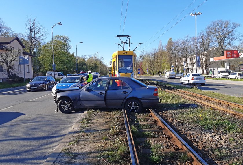 Kim jest kierowca, który mercedesem zablokował tramwaje?