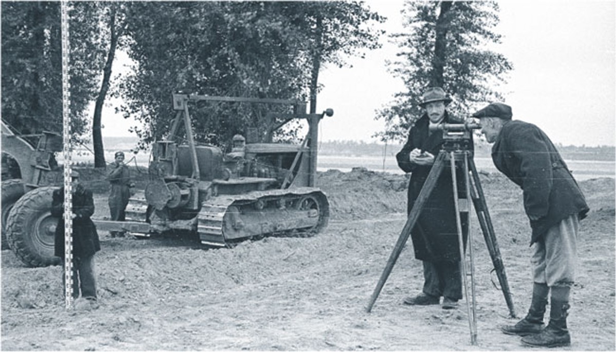 W latach 50. wyliczanie powierzchni gruntów wykonywano z dokładnością do jednego ara Fot. PAP/CAF