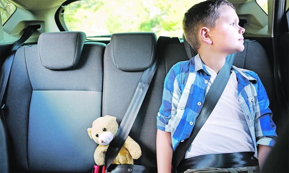 Dete do 12 godina mora biti vezano pojasom ili prevoženo u odgovarajućem auto-sedištu