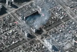 Nowe zdjęcia satelitarne zniszczonego Mariupola i zalanych terenów niedaleko Kijowa