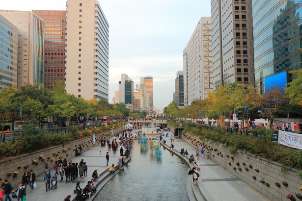 Cheonggyecheon, czyli strumień przekształcony w miejski park w Seulu.