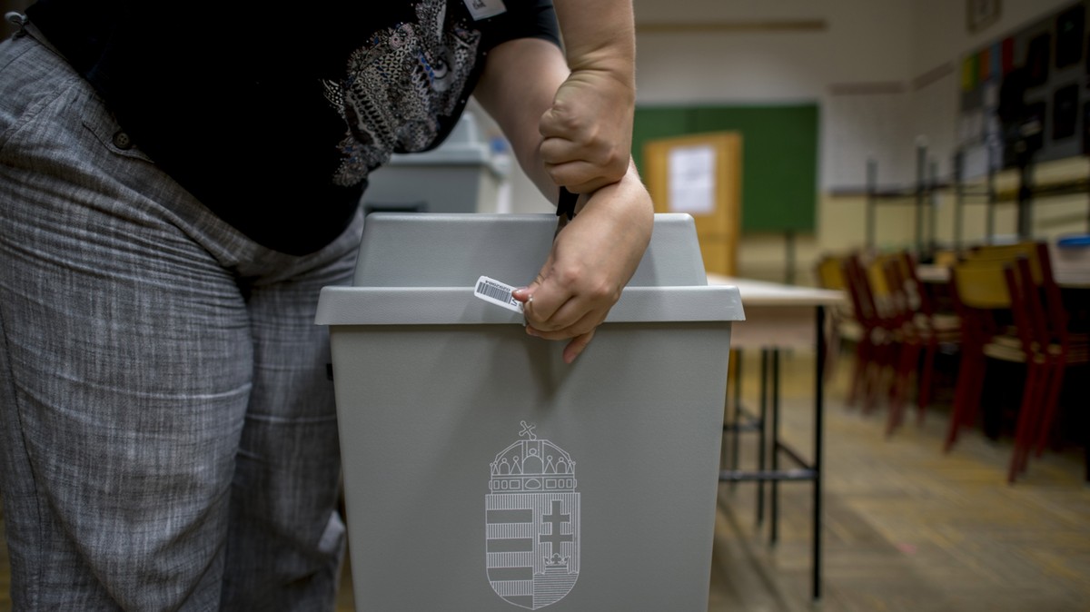 Szavazók buszoztatása, elrontott átjelentkezések, előre aláírt szavazólapok – Ezek a panaszok érkeztek a TASZ választási forródrótjára