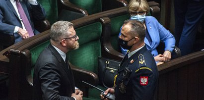 Braun słono zapłaci za brak maseczki. Już stracił pokaźną sumę, ale to nie koniec