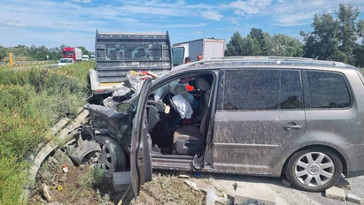 Álló tehergépkocsiba hajtott egy autós az M1-esen: több kilométeres a torlódás – fotók 