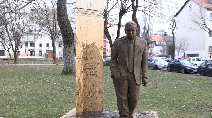 A korábban sárral leöntött Horn Gyula sétány átkereszteléséről hamarosan dönt a Fővárosi Közgyűlés / Fotó: Pozsonyi Zita