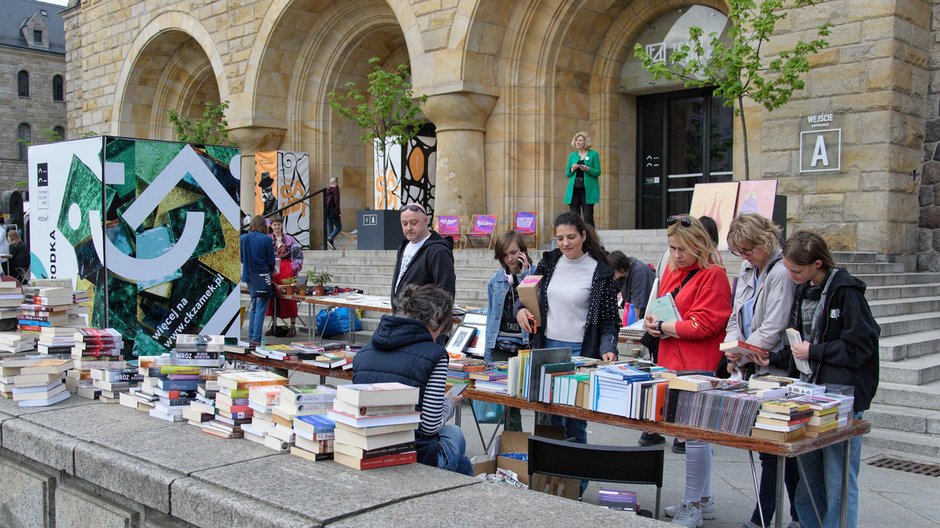 Przed CK Zamek odbyła się Poznańska Garażówka na rzecz osób z doświadczeniem uchodźczym fot. Codzienny Poznań / S. Toroszewska