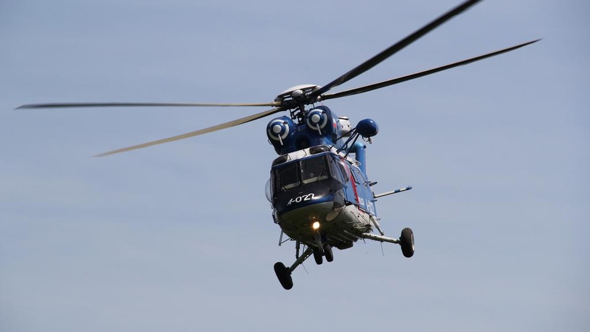 Policjanci stacjonujący na lądowisku Tatrzańskiego Ochotniczego Pogotowia Ratunkowego w Zakopanem podsumowali pierwszą fazę misji w górach. Załoga policyjnego śmigłowca od 10 czerwca pomaga tatrzańskim ratownikom. W ciągu tego czasu podrywała maszynę do lotów ratowniczych 145 razy. Policjanci wspólnie z TOPR-em ze szlaków ewakuowali 49 osób.