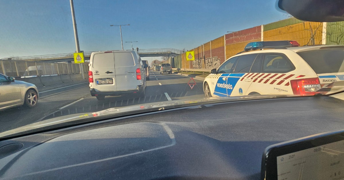 Hatalmas, több kilométeres dugó az M3-ason: elvitte a felüljárót egy kamion – fotó