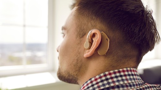Masz problemy ze słuchem? Sprawdź, czy przysługuje ci dodatkowe 215 zł co miesiąc
