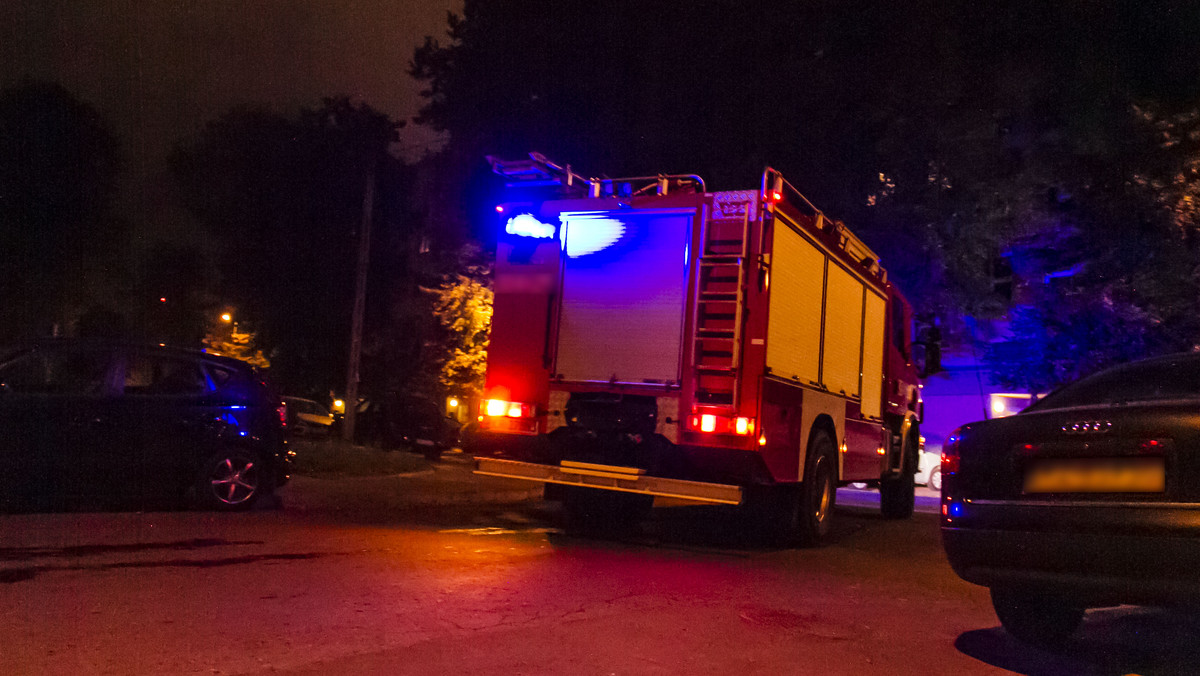 W nocy o mały włos nie doszło do tragedii w jednym z mieszkań w Tczewie, gdzie z piecyka gazowego ulatniał się tlenek węgla. Ewakuowano sześć osób.