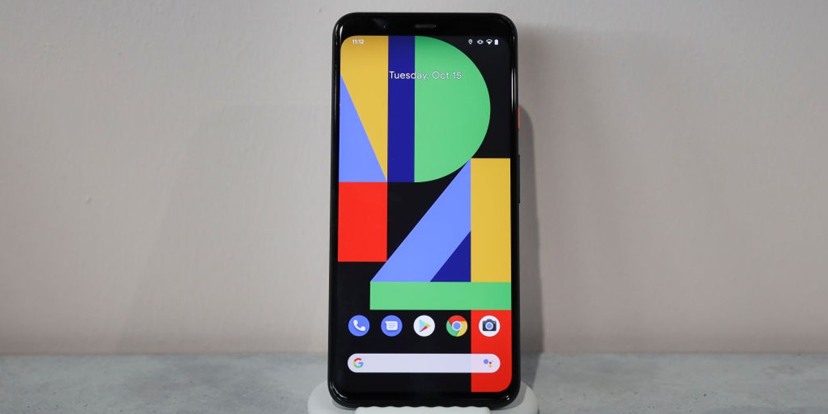 Nowy smartfon Google'a dostępny jest w dwóch rozmiarach - Pixel 4 z ekranem OLED o przekątnej 5,7 cala w rozdzielczości Full HD+ oraz Google Pixel 4 XL z wyświetlaczem o przekątnej 6,3 cala i rozdzielczością QHD+.