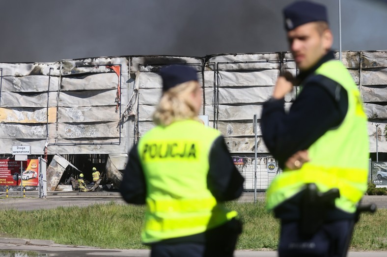 Strażacy dogaszają pożar kompleksu handlowego Marywilska 44