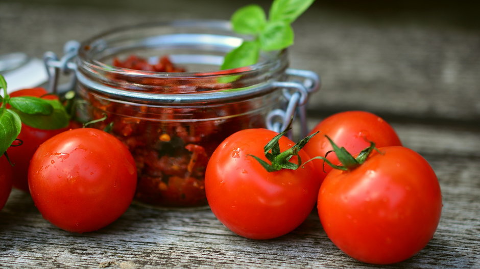 Suszone pomidory przygotowuje się bardzo łatwo - congerdesign/pixabay.com