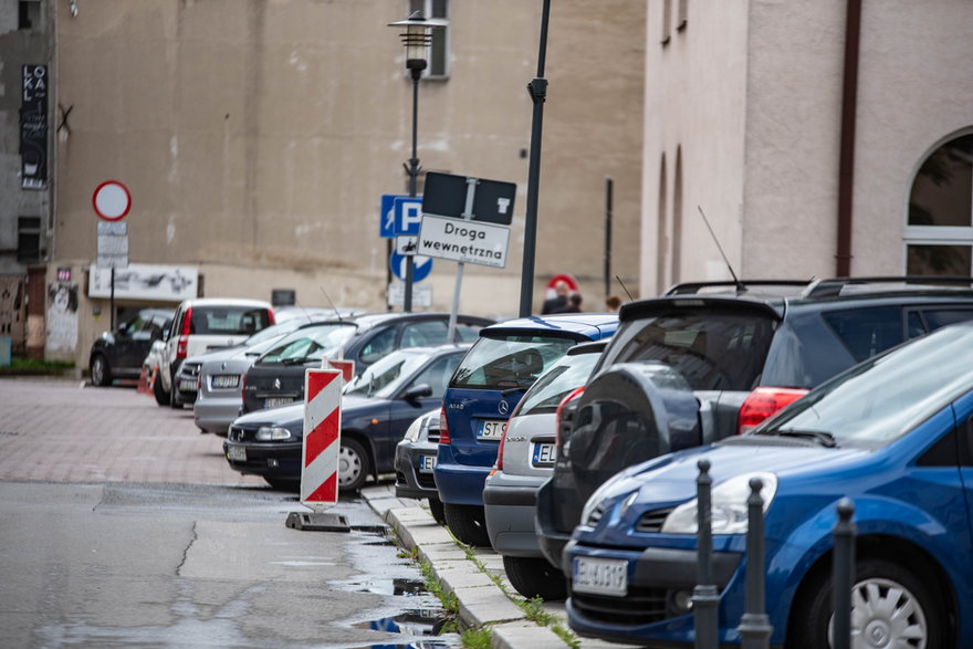 Miejsca, gdzie brakuje miejsc parkingowych - okolice Urzędu Miasta