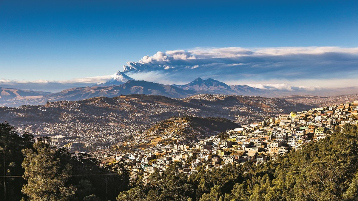 Erupcja wulkanu Cotopaxi,  który leży w Andach, w północnej części Ekwadoru