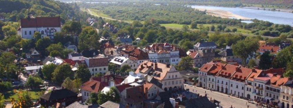 <strong>Kazimierz Dolny</strong>
<br></br>
Miasto jest częścią turystycznego trójkąta: Puławy - Kazimierz Dolny - Nałęczów. Popularne miejsce wypoczynku i dla warszawiaków, i lublinian. Kazimierz Dolny łączy w sobie atrakcyjną przyrodę (m.in. wąwozy lessowe i osuwiska) z miłą dla oka zabudową sprzed wieków, która była tłem dla wielu filmów i seriali (kręcono tu m.in. 