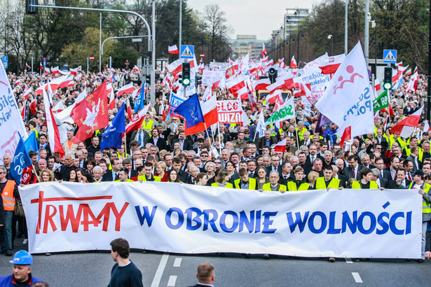 Warszawska demonstracja zwolenników stacji ojca Rydzyka