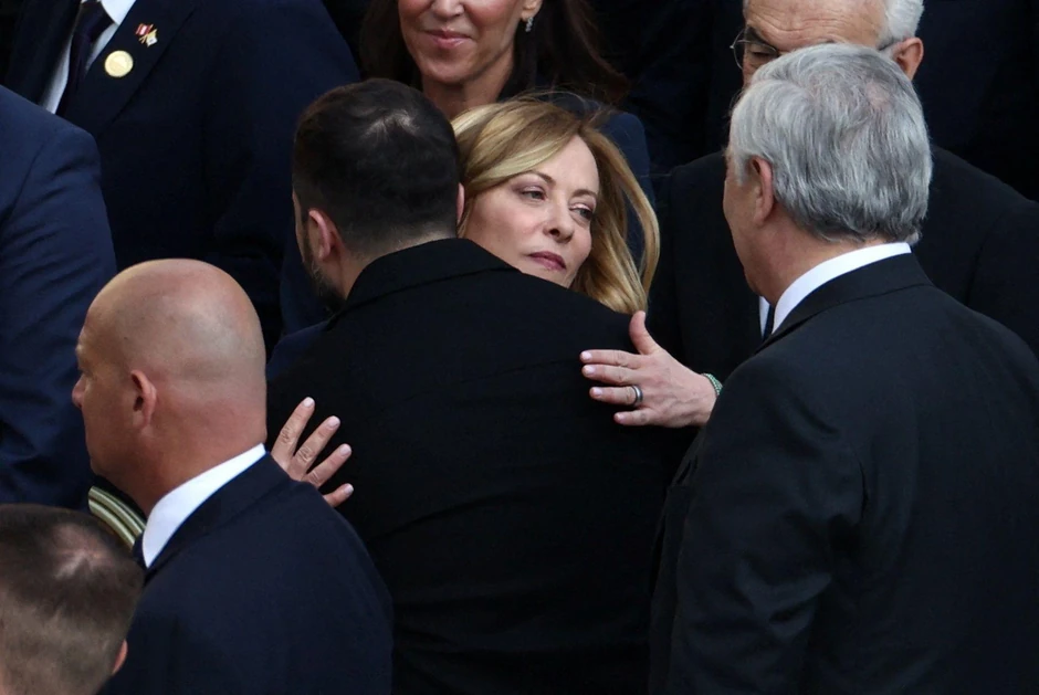 Đorđa Meloni grli ukrajinskog predsednika Zelenskog | Foto: Reuters