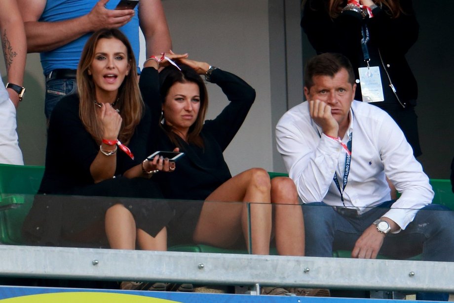 Stadion Saint Etienne / Francja. Mecz Szwajcaria - Polska. Na zdjęciu (od lewej) Sara Boruc, Anna Lewandowska i Cezary Kucharski.