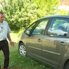 Sveštenik Pero i novi auto