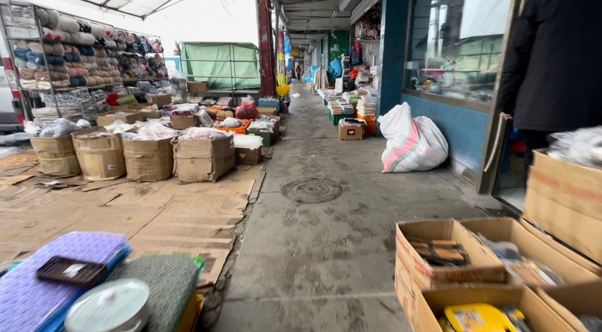 Roba koja nije izgorela razbacana je ispred desnog dela tržnog centra 