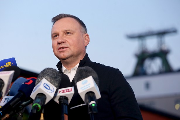 Prezydent Andrzej Duda podczas wypowiedzi dla mediów na terenie kopalni Węgla Kamiennego Borynia-Zofiówka Ruch Zofiówka w Jastrzębiu-Zdroju