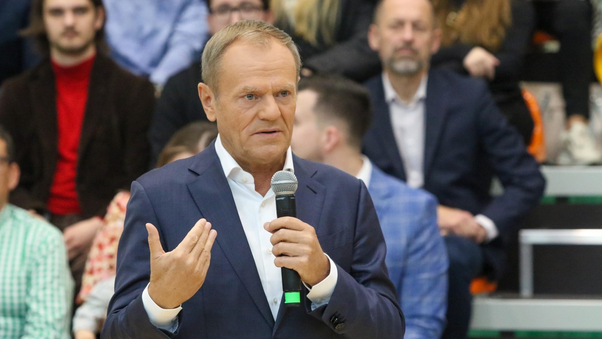 Donald Tusk podczas spotkania z mieszkańcami w Kluczborku