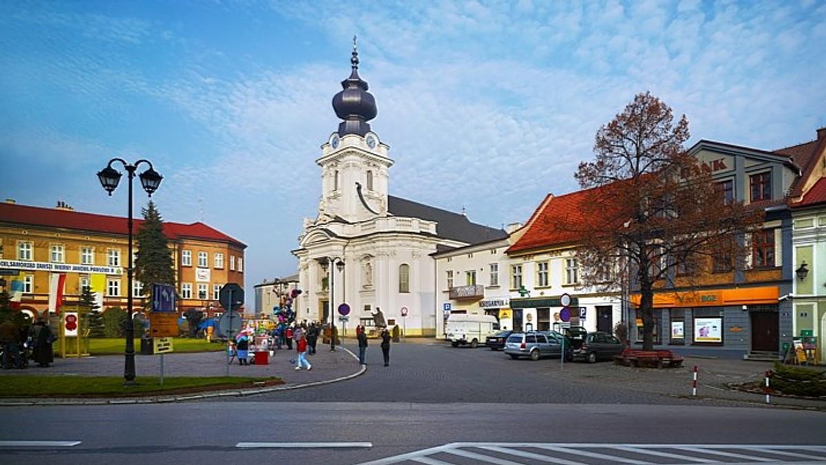 Jesteś w rodzinnym mieście polskiego papieża – jeśli podczas spaceru przez centrum zapomnisz o tym choćby na kilka sekund, Wadowice równie szybko ci o tym przypomną. Szyldami, wystawami czy piosenką „Moje miasto Wadowice”, która co dzień o 13. rozbrzmiewa z wieży bazyliki Ofiarowania Najświętszej Maryi Panny. Na wadowickim rynku, który jest – jak mogłoby być inaczej – Placem Jana Pawła II.