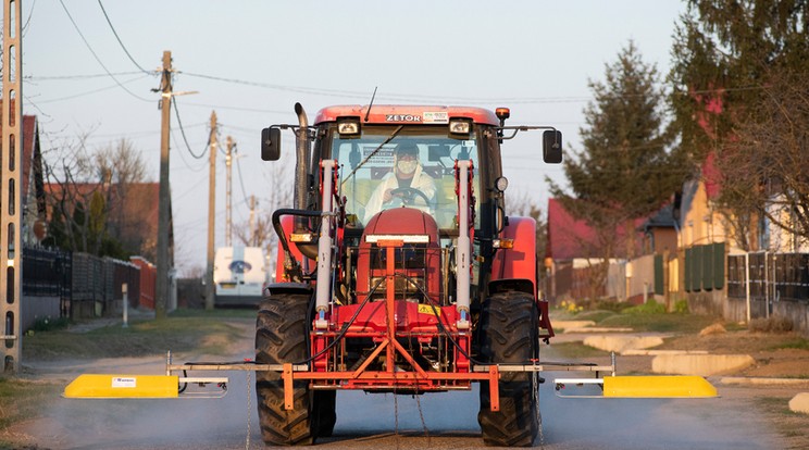 Újfehértón helyi mezőgazdasági vállalkozók fertőtlenítik az utakat / Fotó: MTI/Balázs Attila