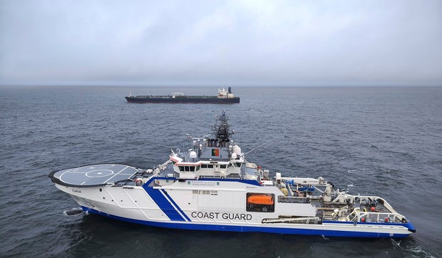 U pozadini naftni tanker Eagle S i brod finske granične straže