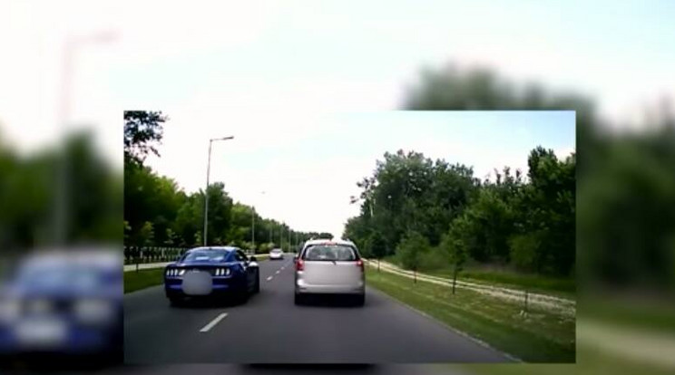 A Mustang észvesztő tempóban száguld el a 70-es tábla mellett / Fotó: Youtube