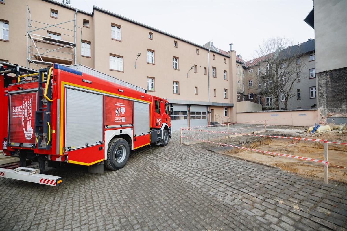 Pożar kamienicy w Łodzi: dwa zwęglone ciała na Bałutach