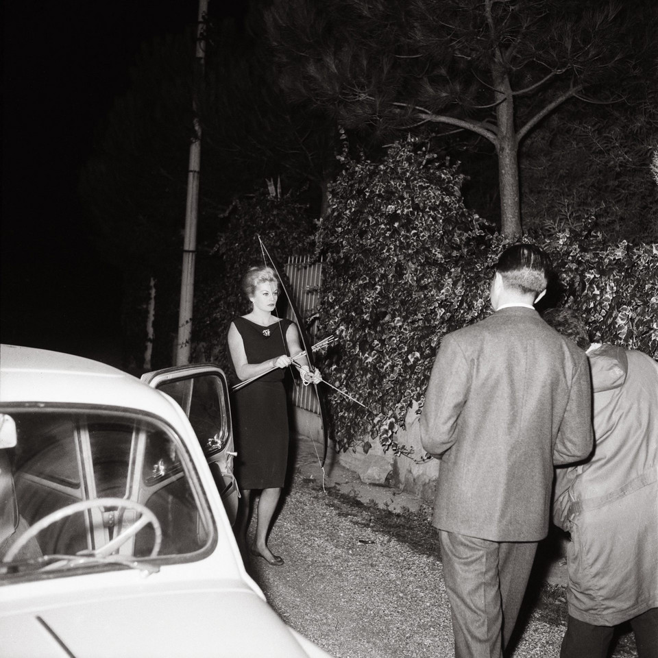 Marcello Geppetti, Anita Ekberg z łukiem i strzałami, 20 października 1960 r. © MGMC / dolceVita GALLERY