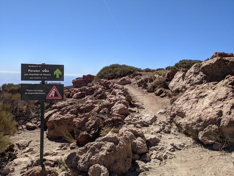 Park Narodowy Teide. Po zejściu z Alto de Guajara kierujemy się na przełęcz Degollada de Ucanaca.