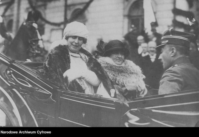 Królowa Rumunii Maria (z lewej) w towarzystwie żony prezydenta RP pani Marii Wojciechowskiej odjeżdża spod dworca odkrytym samochodem w 1923 r.