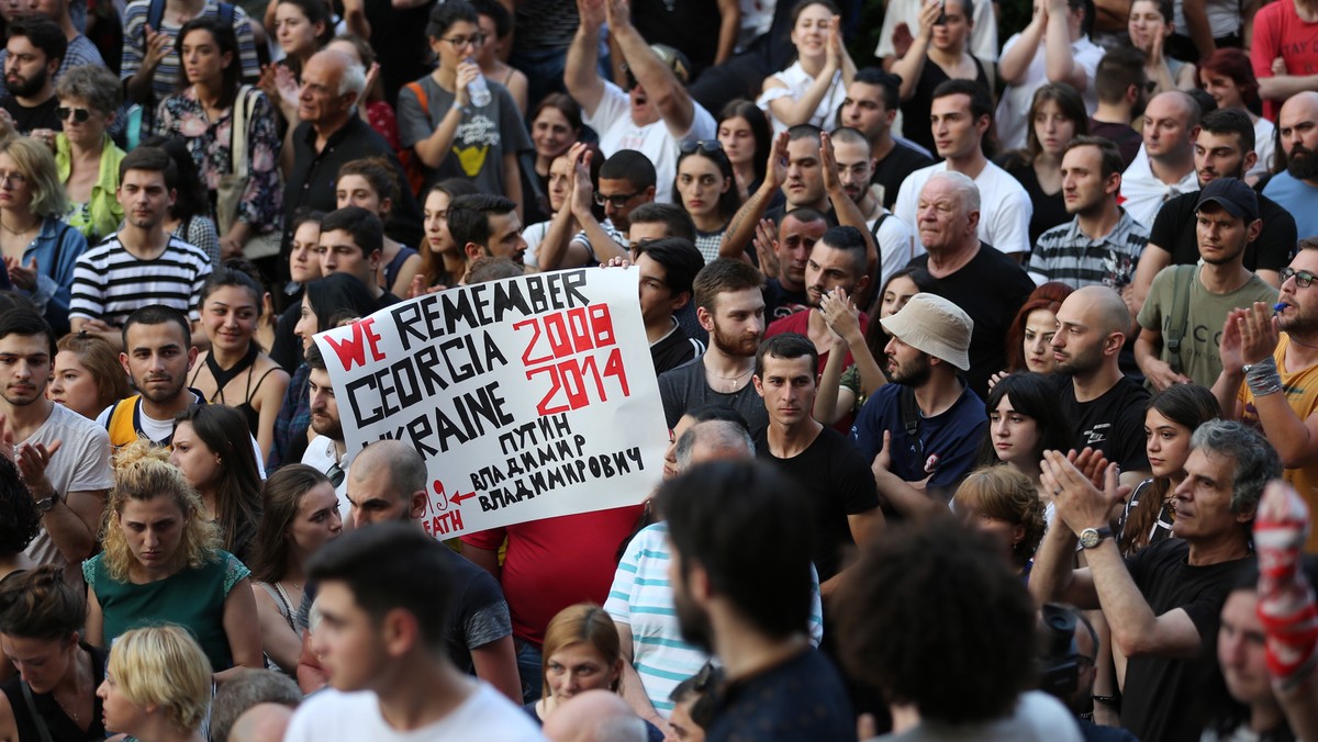 Setki osób protestowały wczoraj wieczorem w Tbilisi przeciwko rosnącym wpływom Rosji w Gruzji. Demonstracja miała spokojny przebieg. Jej uczestnicy domagali się dymisji szefa MSW, odpowiedzialnego ich zdaniem za działania policji wobec demonstrantów dwa dni wcześniej.