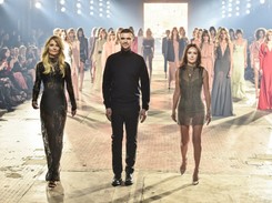 Nie do wiary, że można tak wyglądać po 50! Aneta Kręglicka cała w przezroczystościach zdeklasowała modelki na wybiegu. FOTO