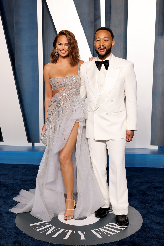 Oscary 2022. Chrissy Teigen i John Legend na imprezie "Vanity Fair"