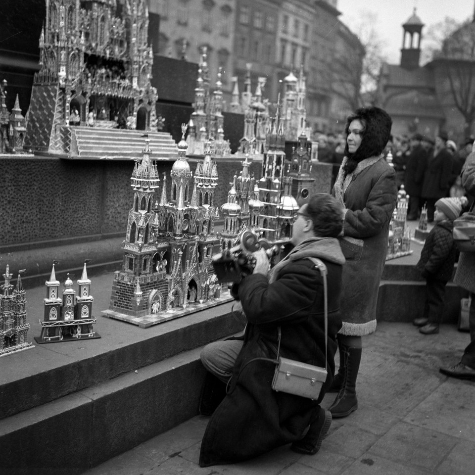 Uczestnicy i widzowie konkursu szopek krakowskich w 1968 r.