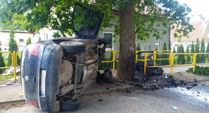 Makabryczny wypadek 36-latka. Po zderzeniu z drzewem wyleciał z pojazdu