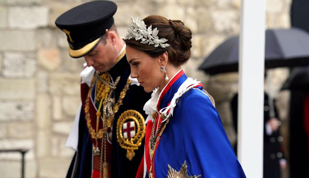 Lenyűgöző: Katalin hercegné és Sarolta hercegnő egyforma fejdísszel és frizurával tündökölt Károly király koronázásán