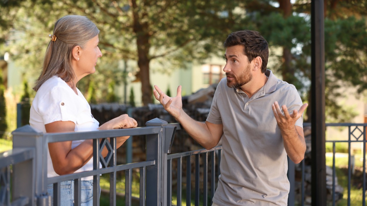 Susedské spory sa najčastejšie začínajú pri plote – práve ten býva dôvodom prvých námietok.