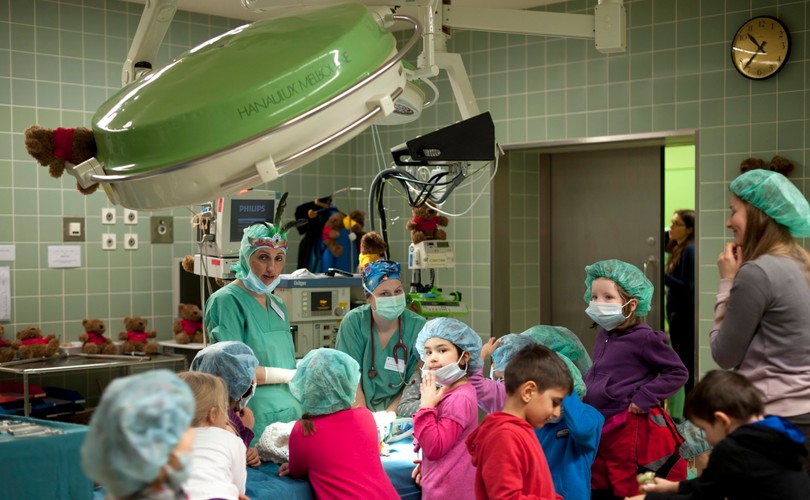 Dzieci operowały lalkę