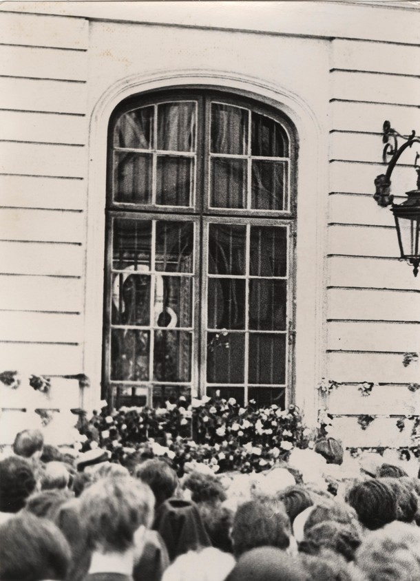 Po 20 czerwca 1966 r. Wierni zgromadzeni przed kopią obrazu Matki Boskiej Częstochowskiej wystawioną w Warszawie