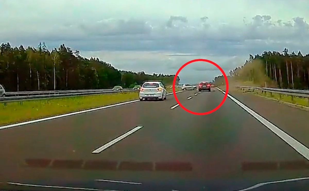 Wypadek na S7 - kadr z wideo świadka