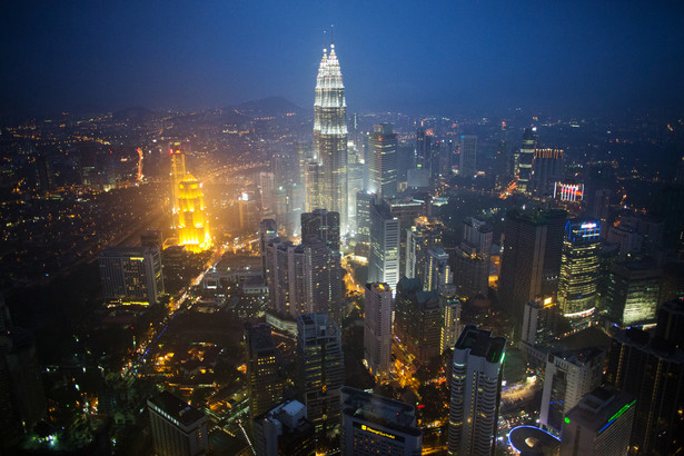 6. Malezja Prognoza wzrostu PKB w latach 2013- 2017: 21,8 proc. Stopa inflacji: 2,5 proc. Dług publiczny wyrażony jako procent PKB: 54,6 Ułatwienia dla przedsiębiorców – miejsce w rankingu: 12 Przyznane punkty łącznie: 51,4 Na zdjęciu: Petronas Twin Towers w Kuala Lumpur